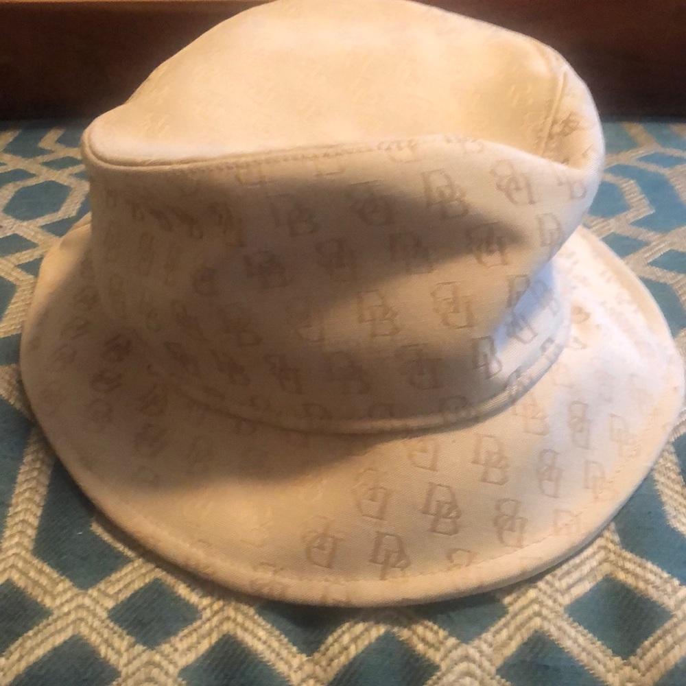 New with tags! Never worn Dooney & Bourke hat